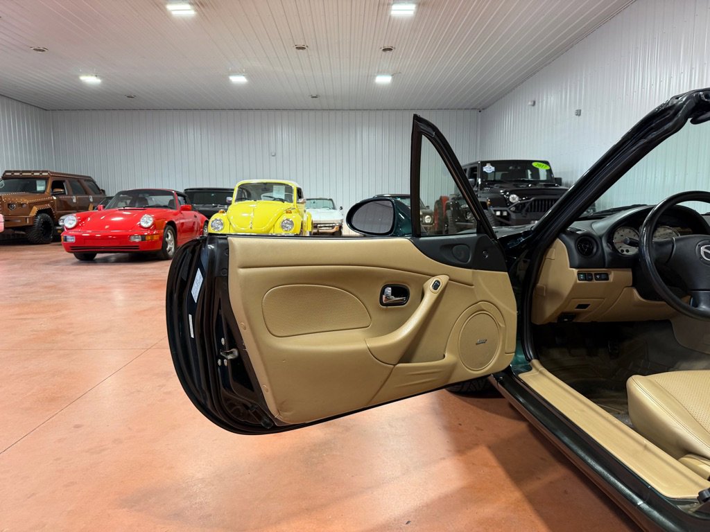 Used 2001 MAZDA MX-5 Miata RWD image 18