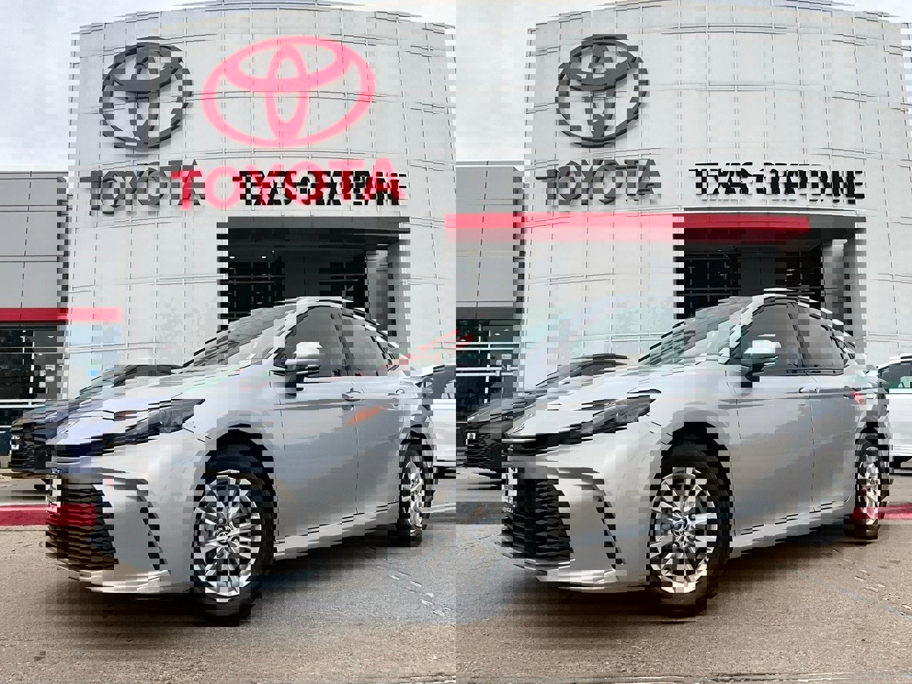Used 2025 Toyota Camry LE image 2
