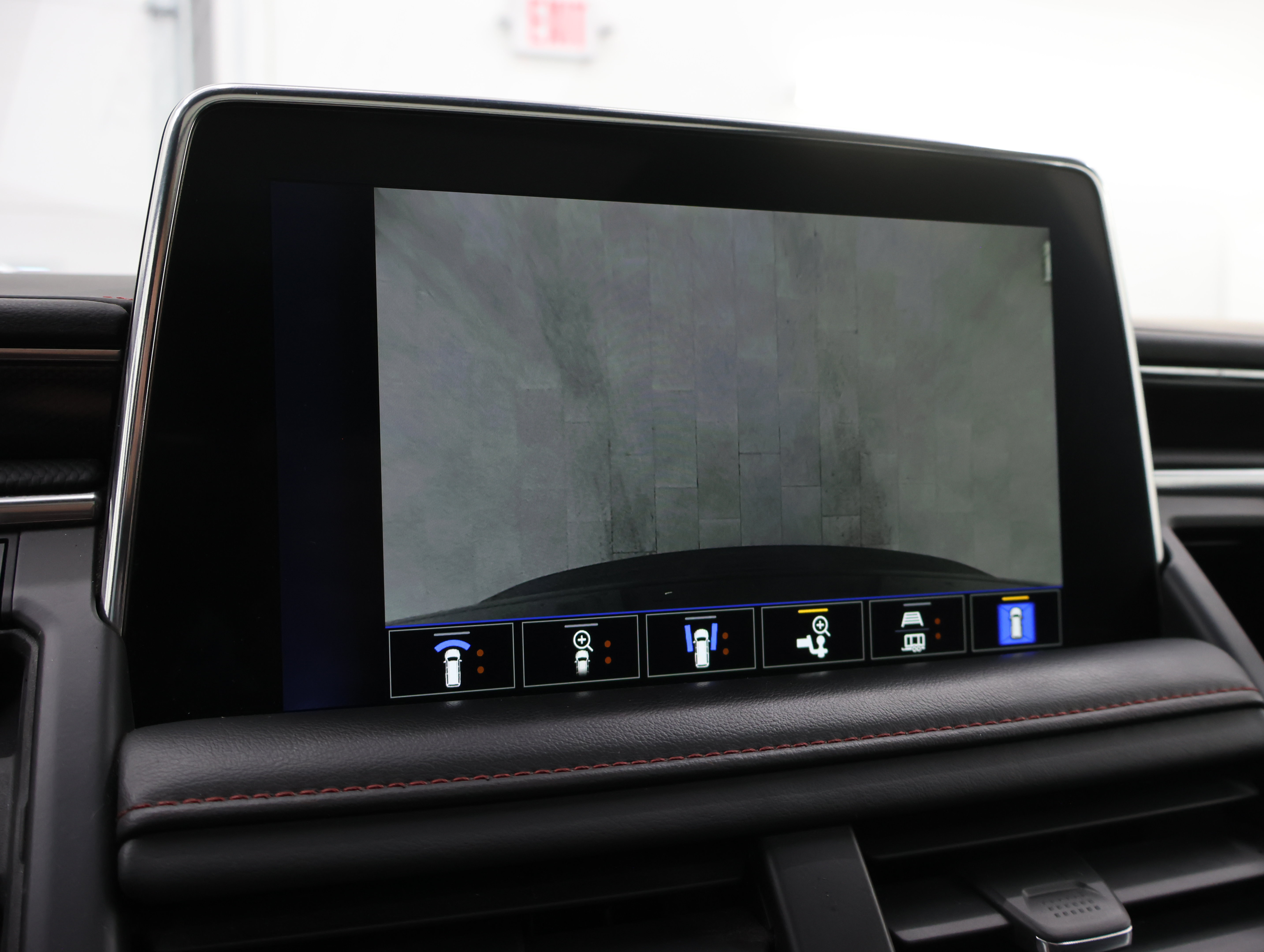 Used 2022 Chevrolet Tahoe RST w/ Luxury Package AWD/4WD image 24