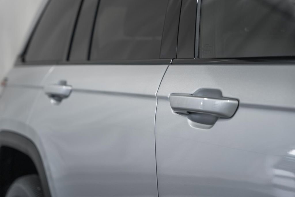 New 2025 Jeep Grand Cherokee Altitude image 14