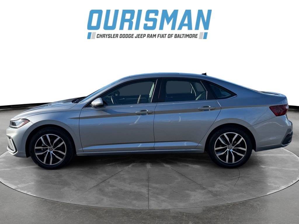 Used 2025 Volkswagen Jetta SE image 3