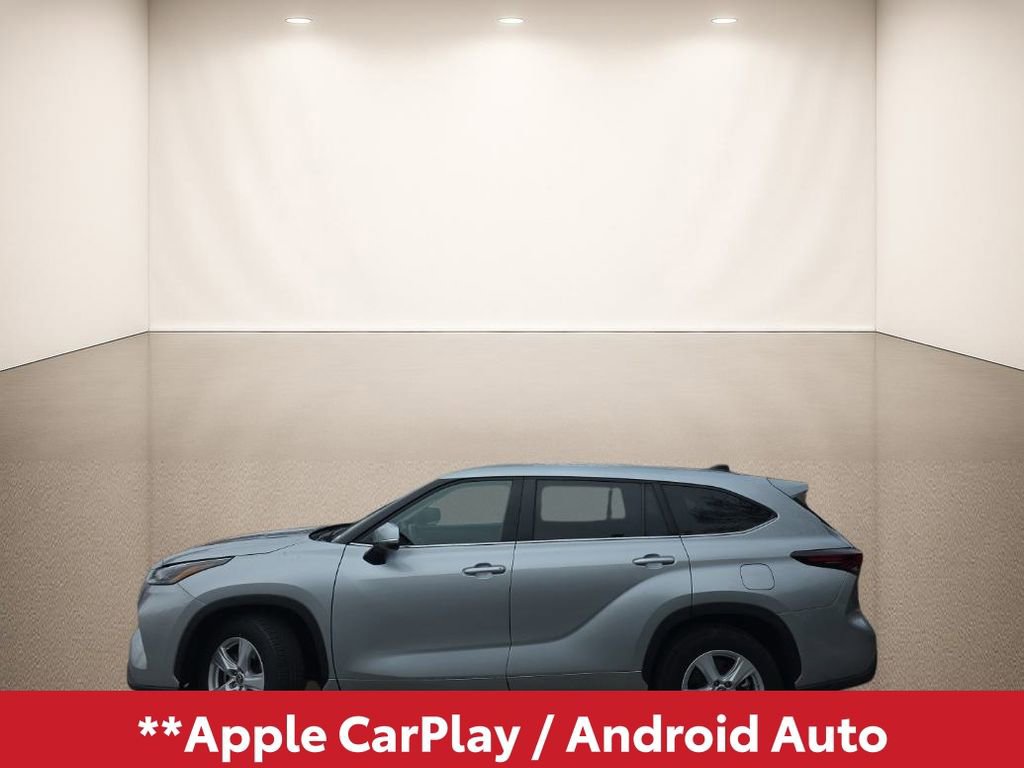 Used 2024 Toyota Highlander LE image 3
