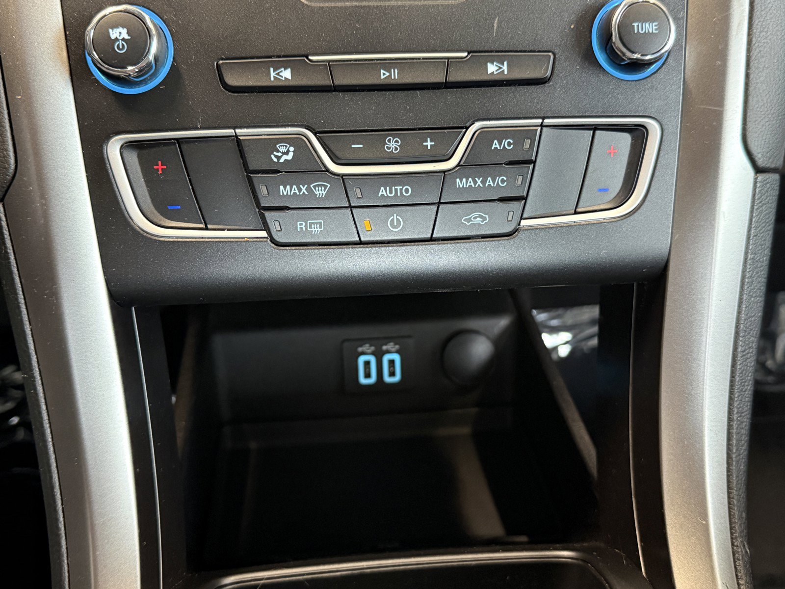 Used 2020 Ford Fusion SE FWD image 16