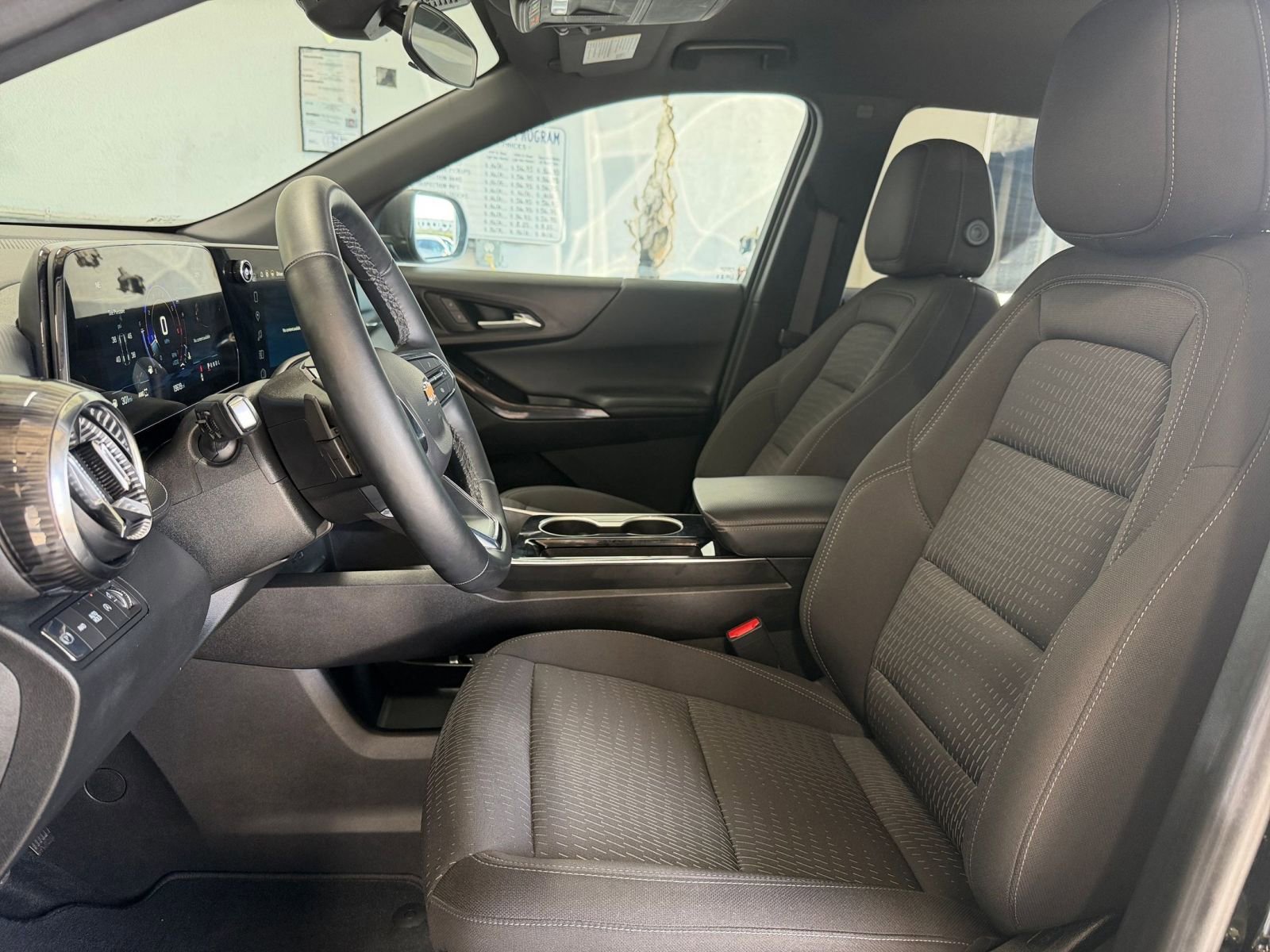 Used 2025 Chevrolet Equinox LT image 25