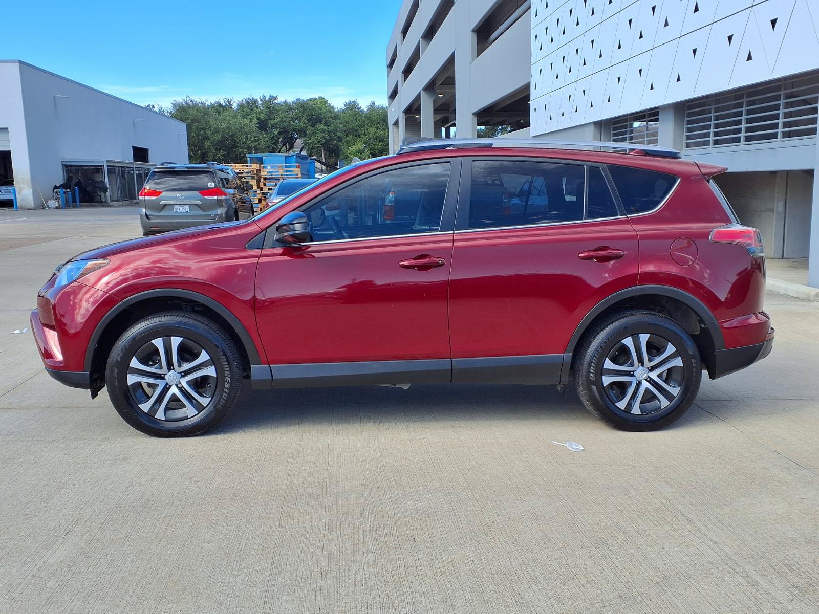 Used 2018 Toyota RAV4 LE FWD image 25