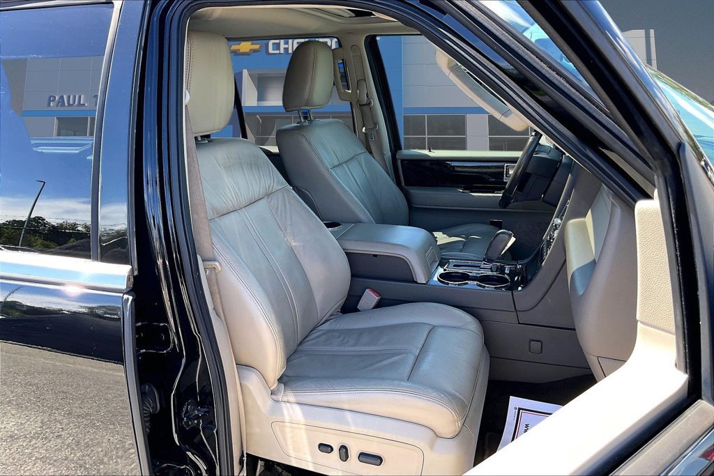 Used 2016 Lincoln Navigator L Select RWD image 34