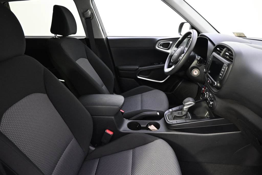 Used 2025 Kia Soul LX w/ LX Technology Package FWD image 16