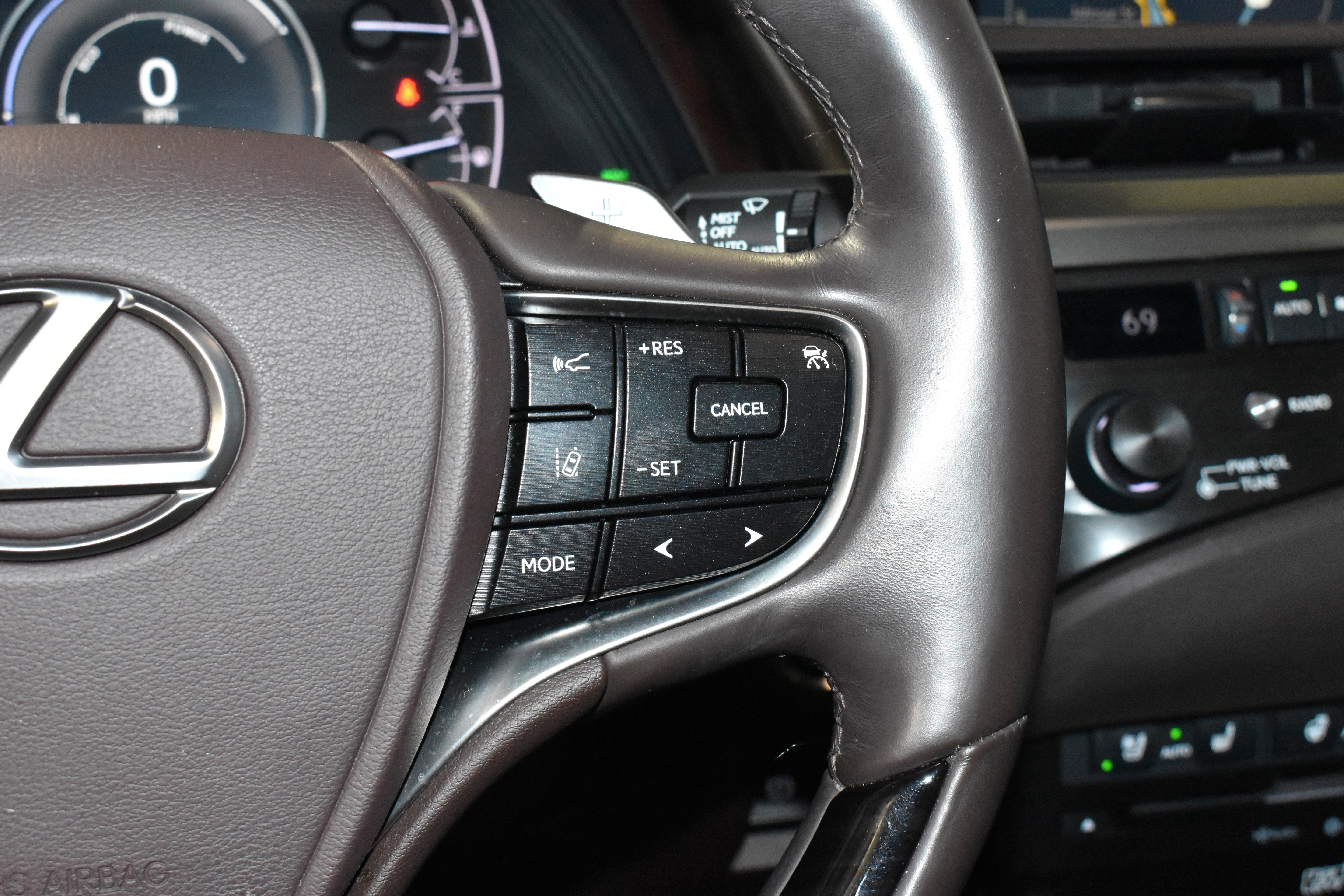 Used 2019 Lexus ES 300h Ultra Luxury w/ Accessory Package FWD image 12