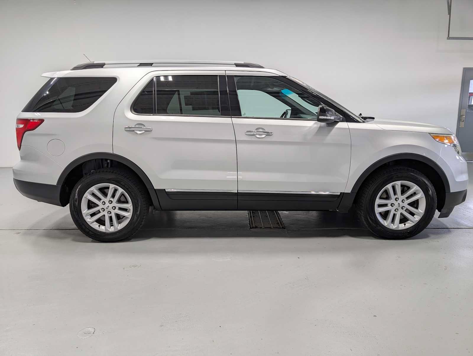 Used 2015 Ford Explorer XLT w/ Equipment Group 202B AWD/4WD image 6