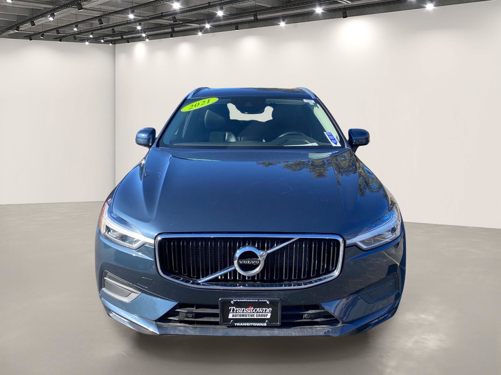 Used 2021 Volvo XC60 T6 Momentum image 2