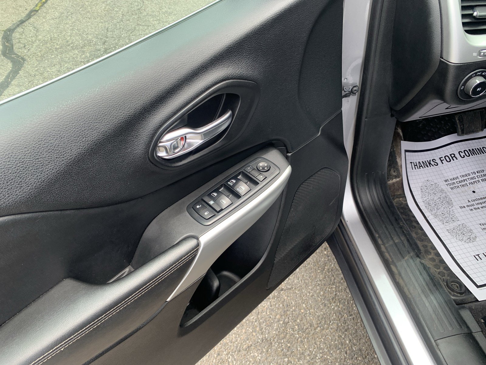 Used 2018 Jeep Cherokee Latitude Plus w/ Cold Weather Group AWD/4WD image 7