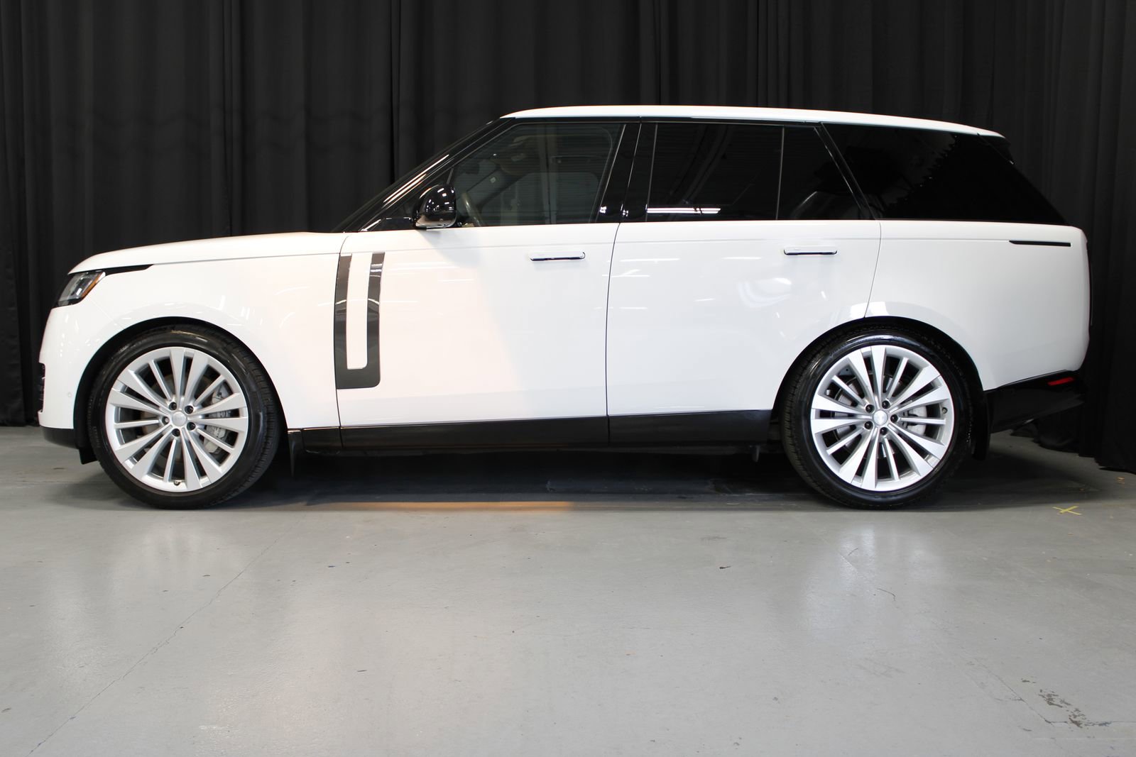 Used 2025 Land Rover Range Rover SE image 2