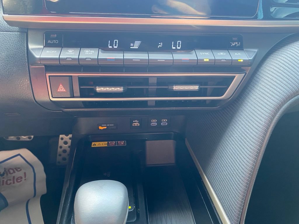 Used 2025 Toyota Camry SE w/ Convenience Package FWD image 25