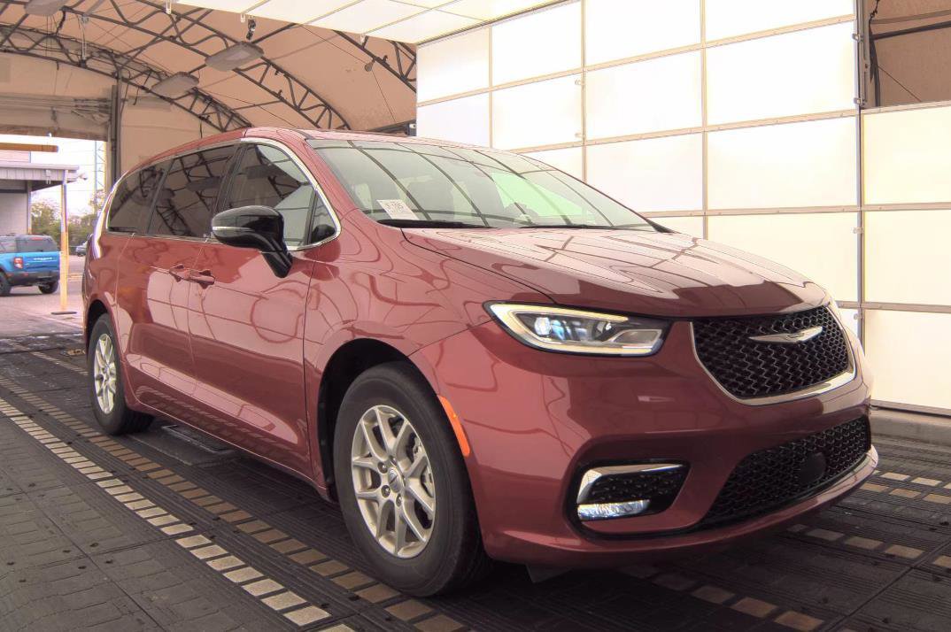 Used 2025 Chrysler Pacifica Select FWD image 19