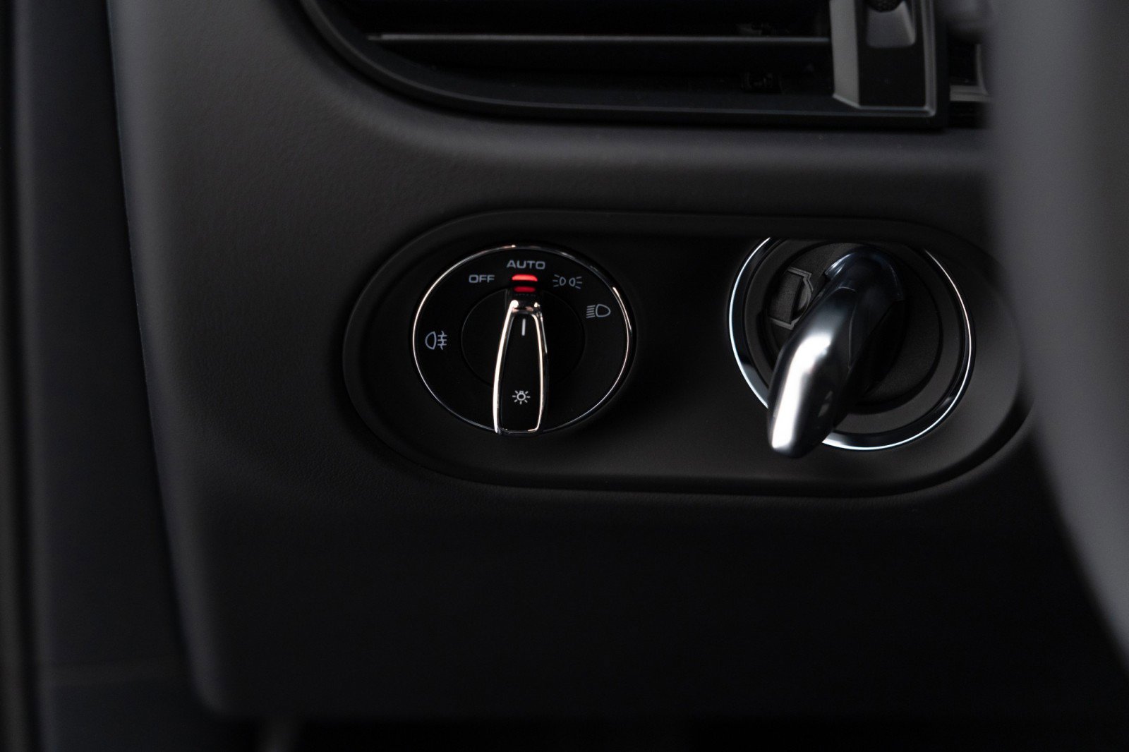 New 2025 Porsche Macan Turbo image 28