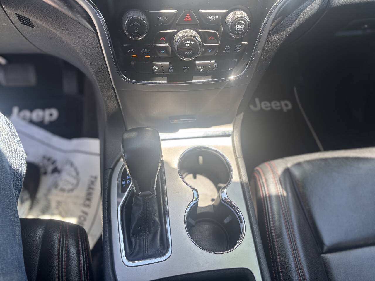Used 2018 Jeep Grand Cherokee Laredo AWD/4WD image 15