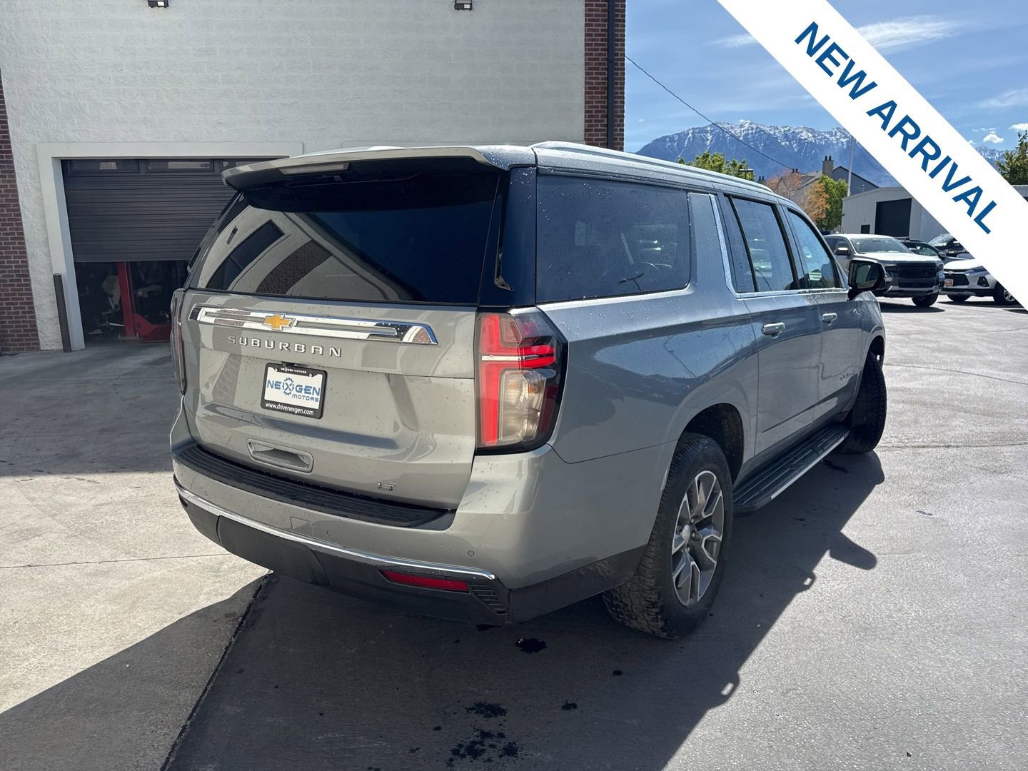 Used 2023 Chevrolet Suburban LT w/ Luxury Package AWD/4WD image 7
