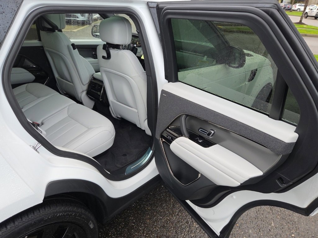 New 2025 Land Rover Range Rover Sport SE image 17