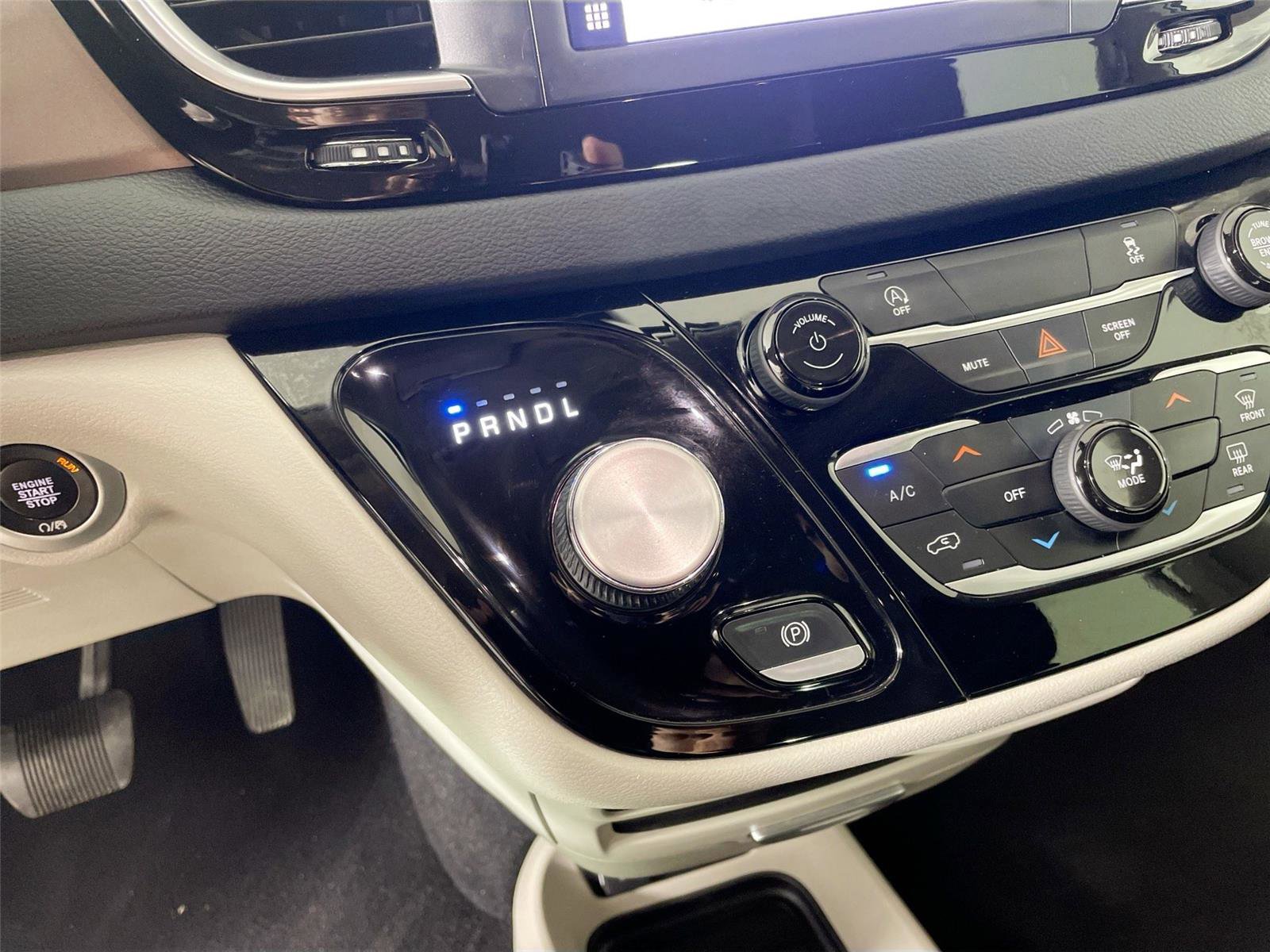 Used 2022 Chrysler Voyager LX image 15