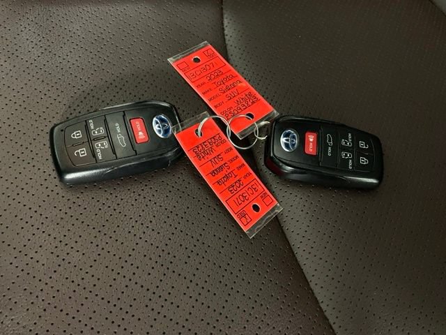 Used 2023 Toyota Sienna Platinum AWD/4WD image 45