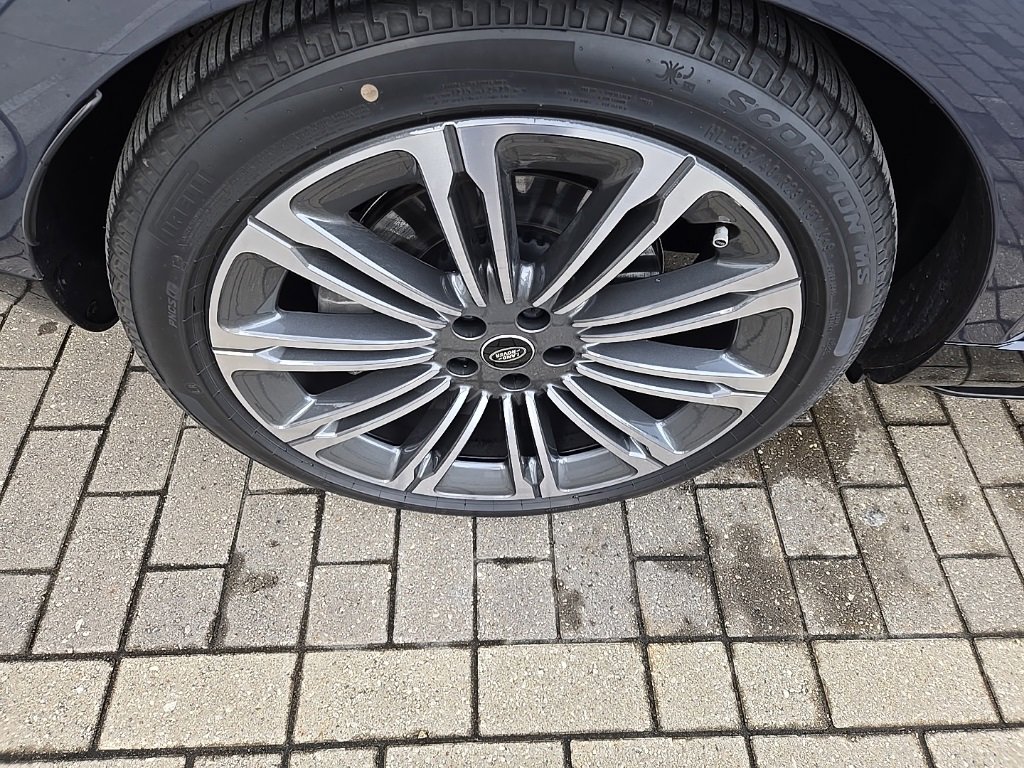 Used 2025 Land Rover Range Rover Long Wheelbase SE image 12