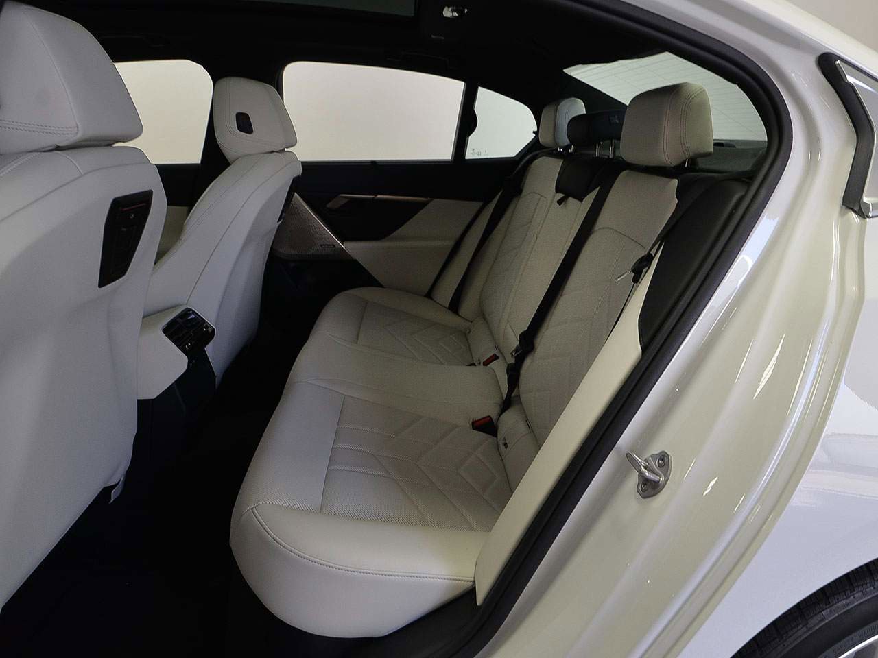 Used 2024 BMW 530i w/ Executive Package image 10