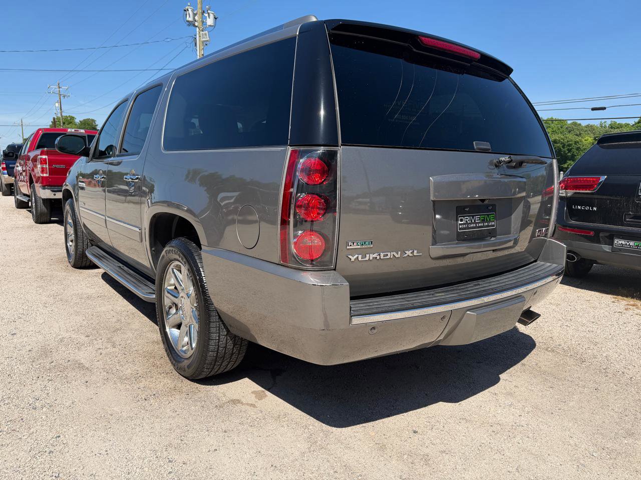 Used 2012 GMC Yukon XL Denali RWD image 3