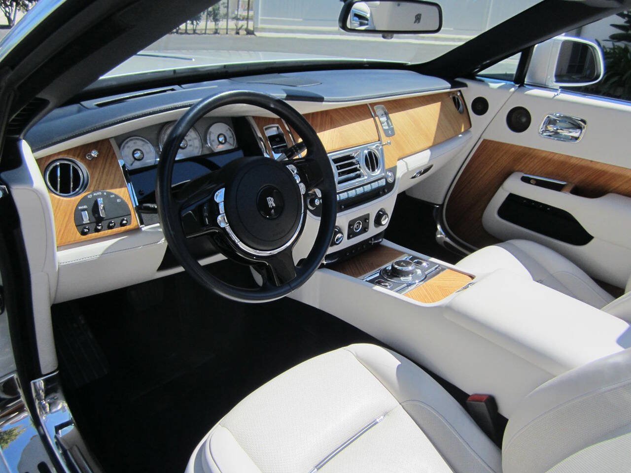 Used 2016 Rolls-Royce Dawn RWD image 37