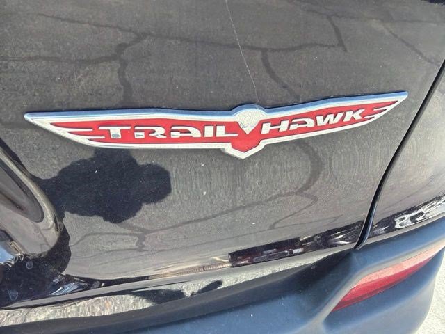 Used 2021 Jeep Cherokee Trailhawk AWD/4WD image 9