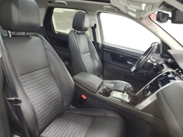 Used 2020 Land Rover Discovery Sport SE image 17