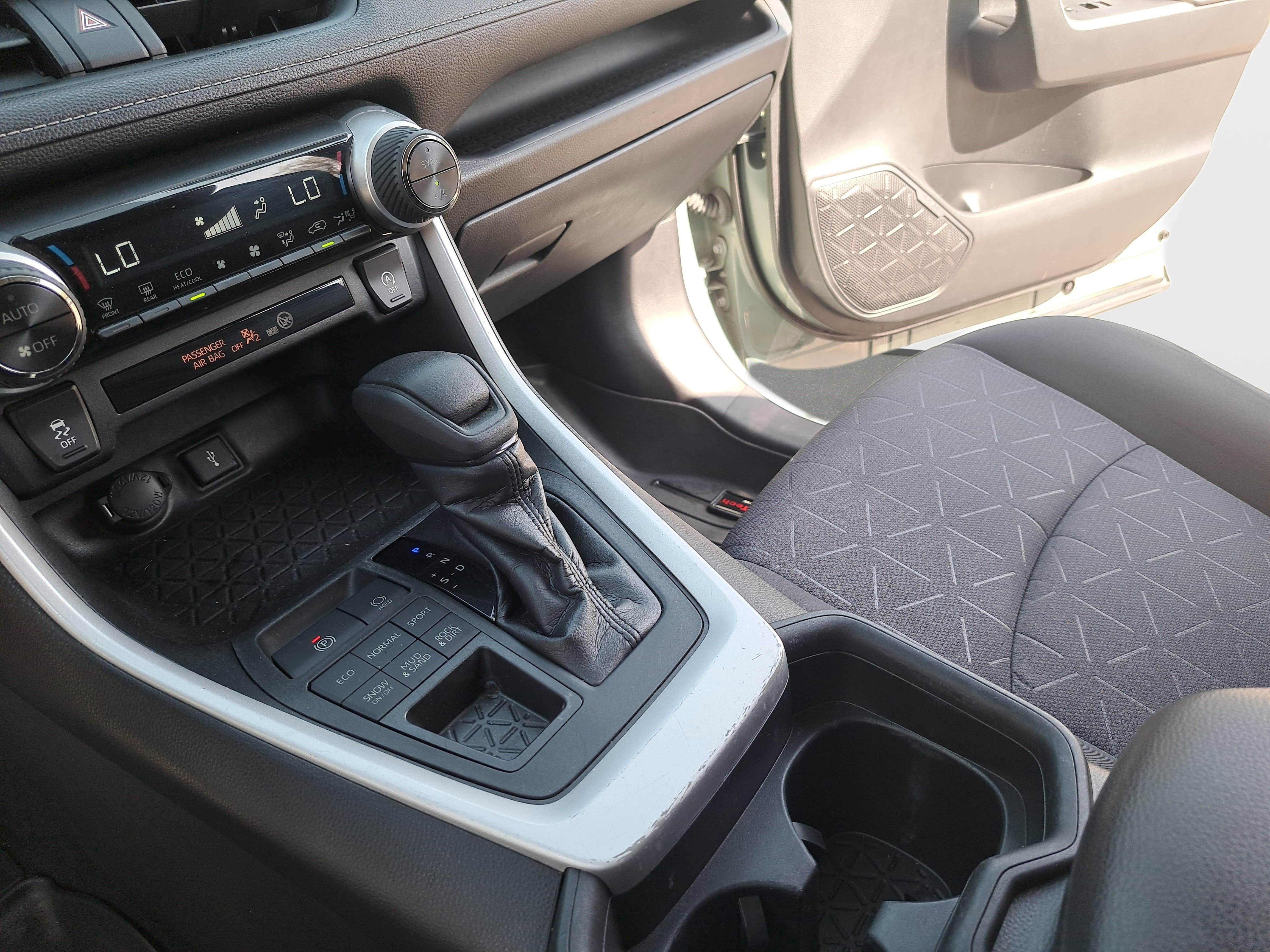 Used 2020 Toyota RAV4 XLE image 22