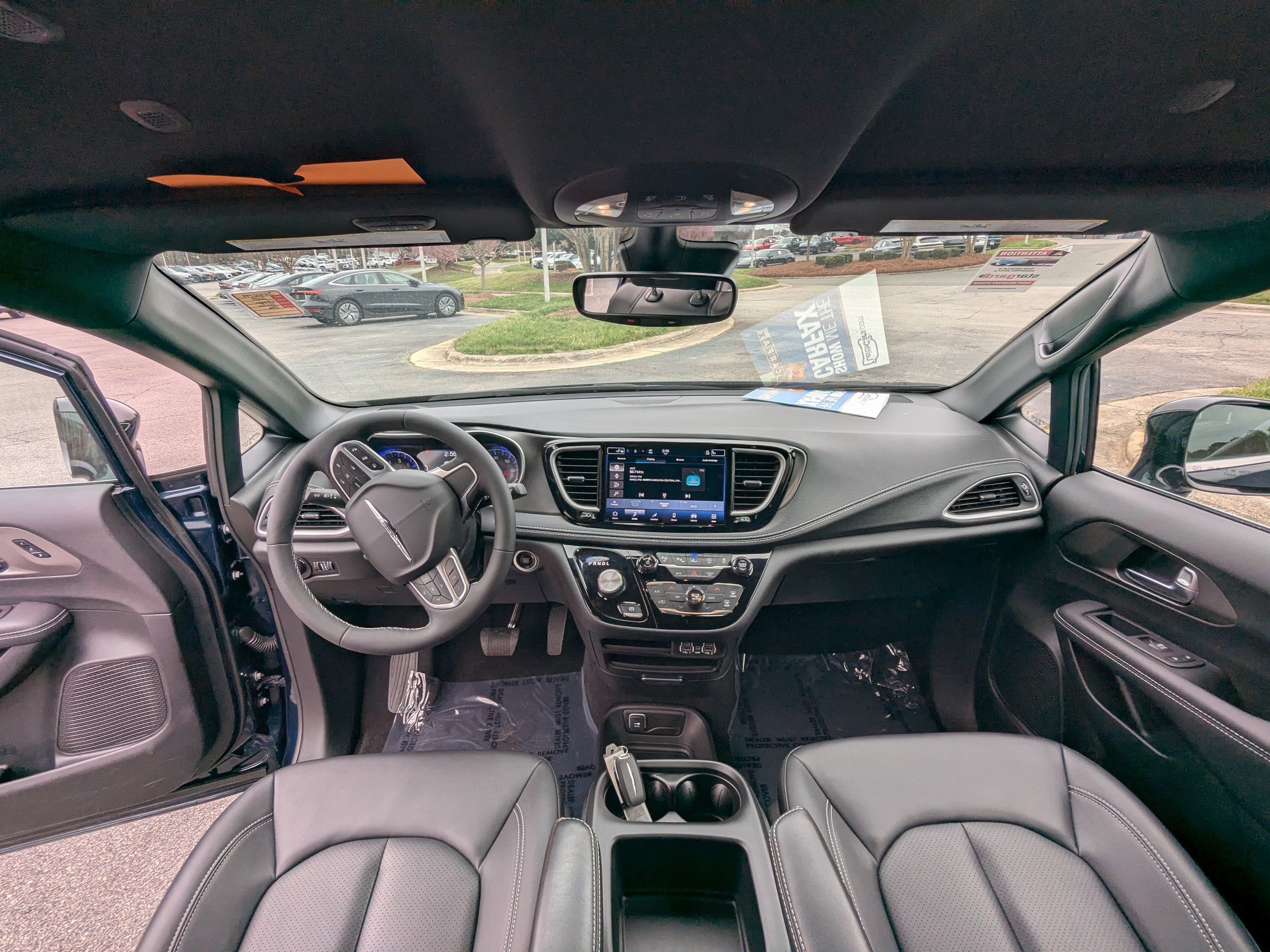 Used 2025 Chrysler Pacifica Select image 12