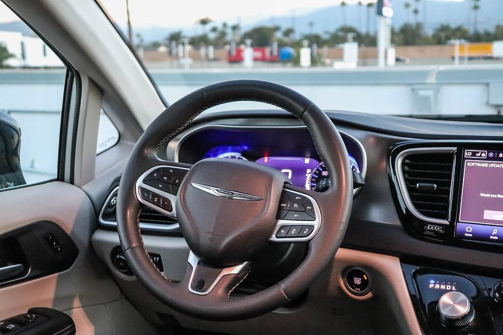 Used 2024 Chrysler Pacifica Touring-L FWD image 17