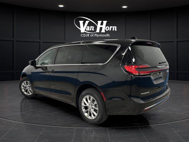New 2026 Chrysler Pacifica Select image 3