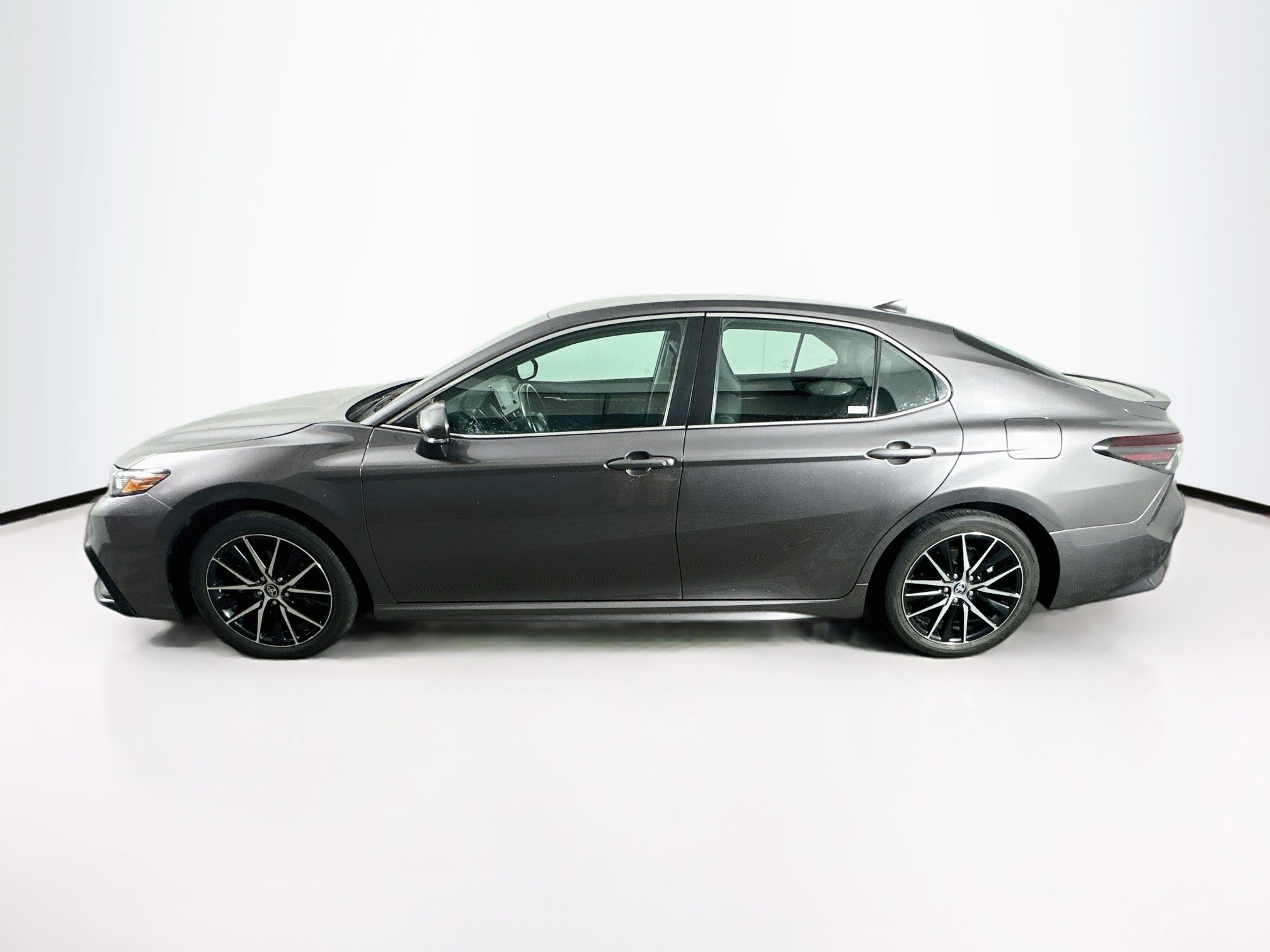 Used 2024 Toyota Camry SE FWD image 4