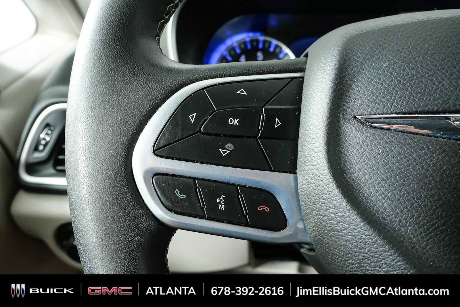 Used 2024 Chrysler Pacifica Touring-L FWD image 10