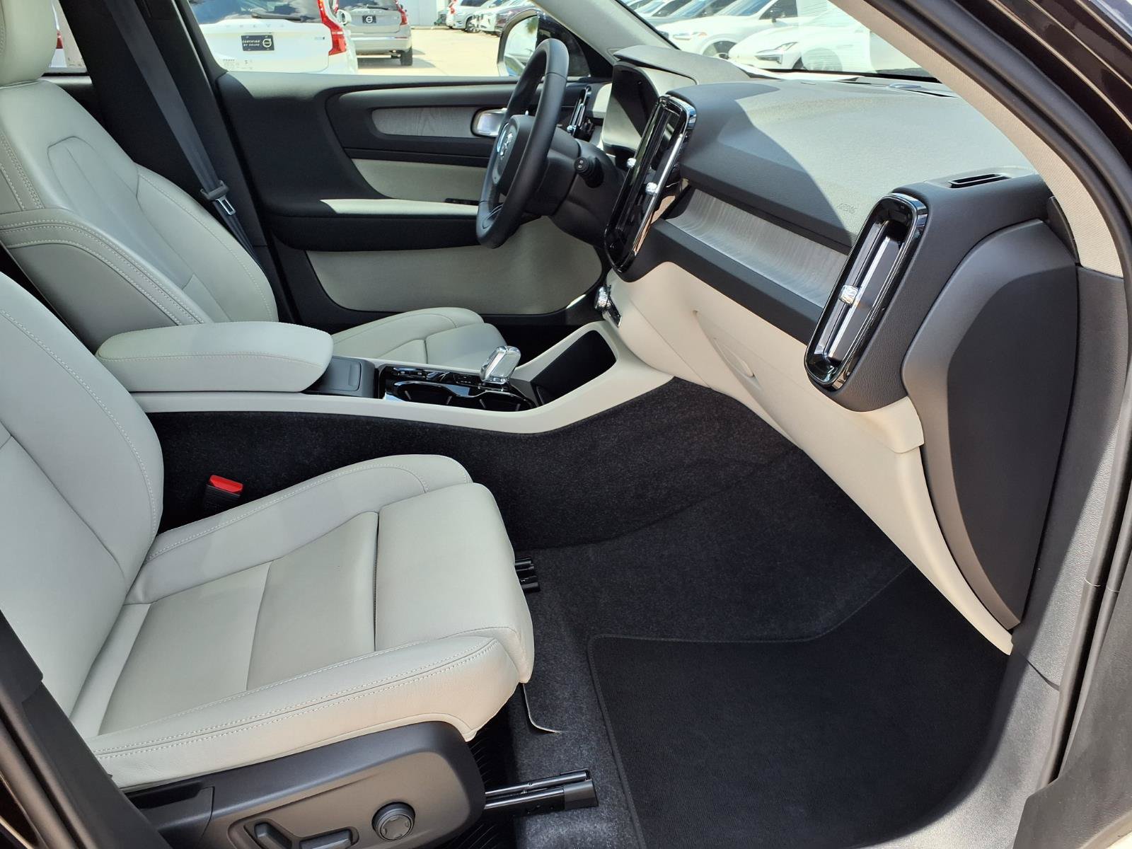 Certified 2025 Volvo XC40 B5 Ultra AWD/4WD image 11