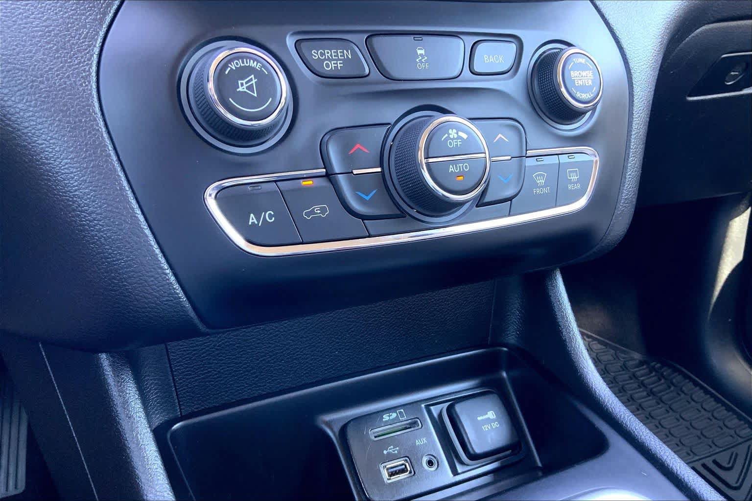 Used 2018 Jeep Cherokee Limited FWD image 32