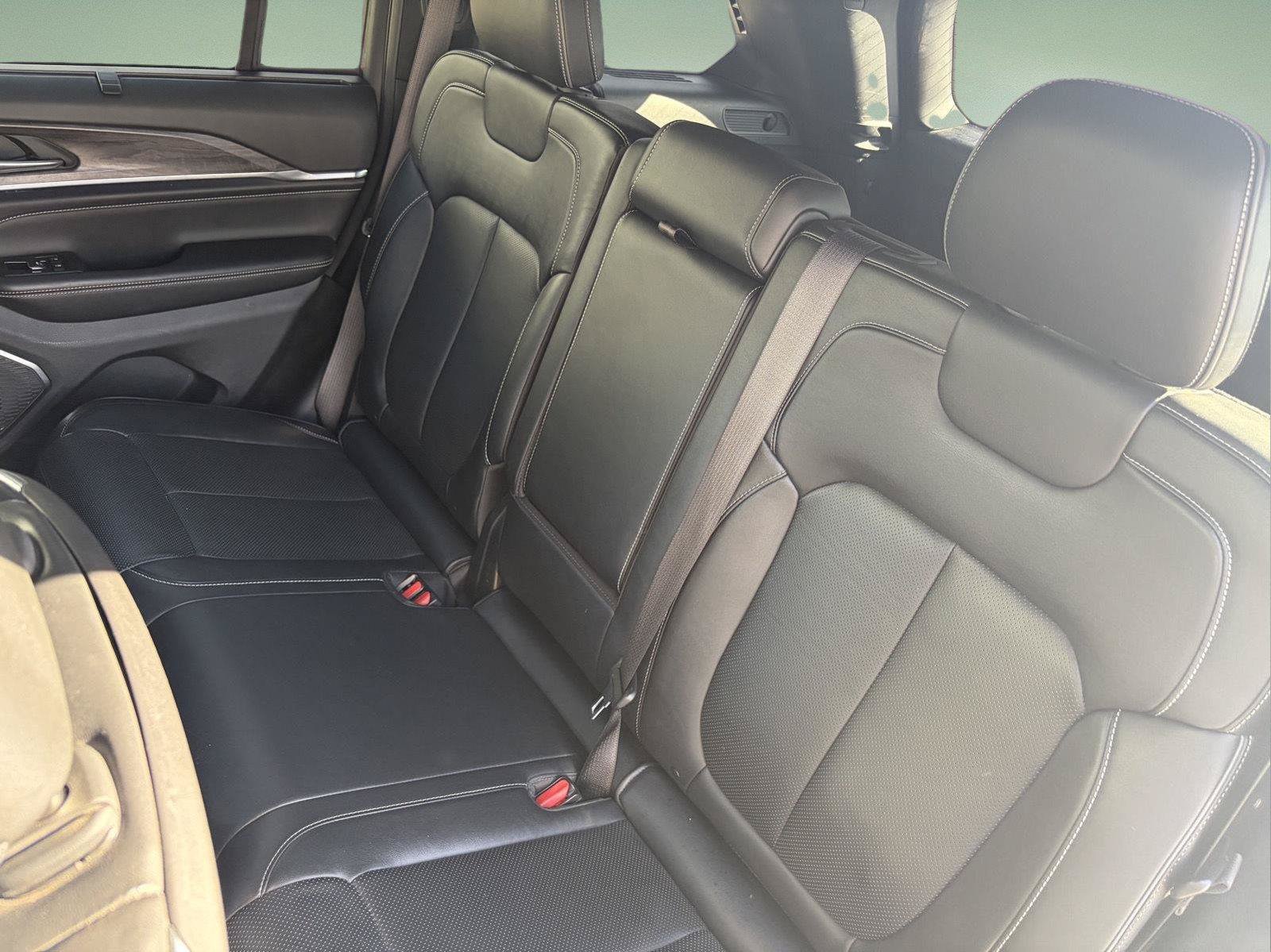 Used 2022 Jeep Grand Cherokee Overland w/ Luxury Tech Group IV AWD/4WD image 21