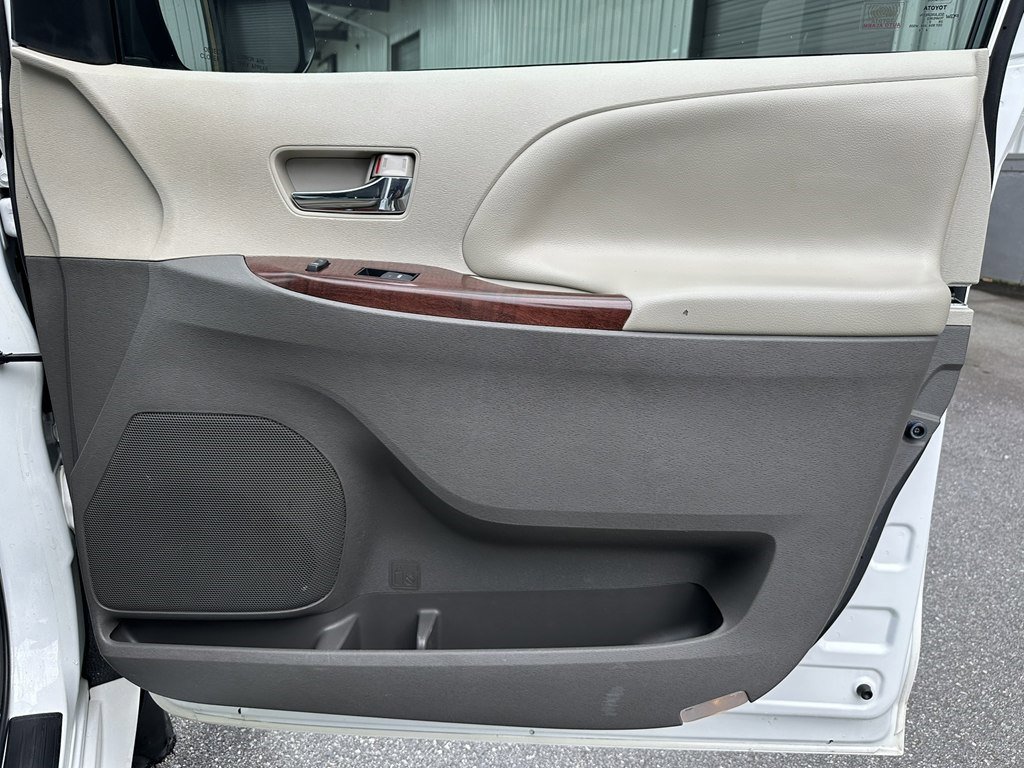 Used 2013 Toyota Sienna XLE image 24