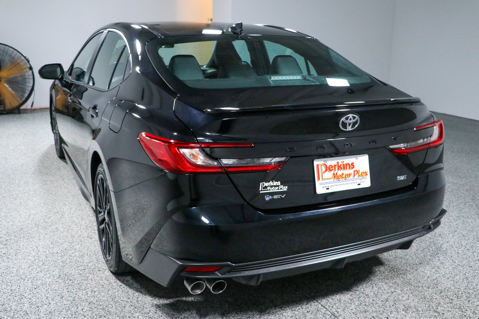 Used 2025 Toyota Camry SE FWD image 9