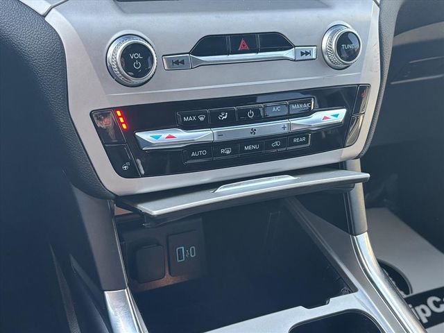 Used 2023 Ford Explorer XLT w/ Equipment Group 202A image 20