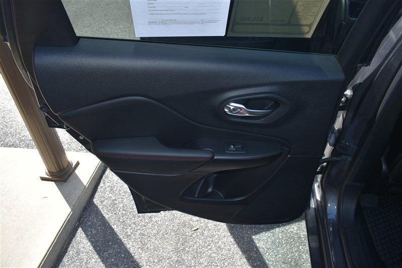 Used 2022 Jeep Cherokee Trailhawk AWD/4WD image 23