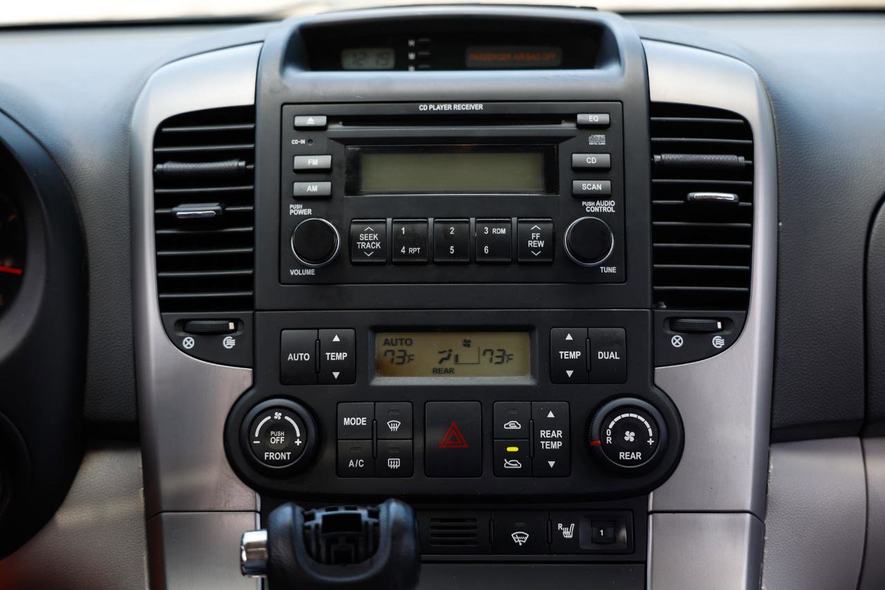 Used 2007 Hyundai Entourage Limited image 32