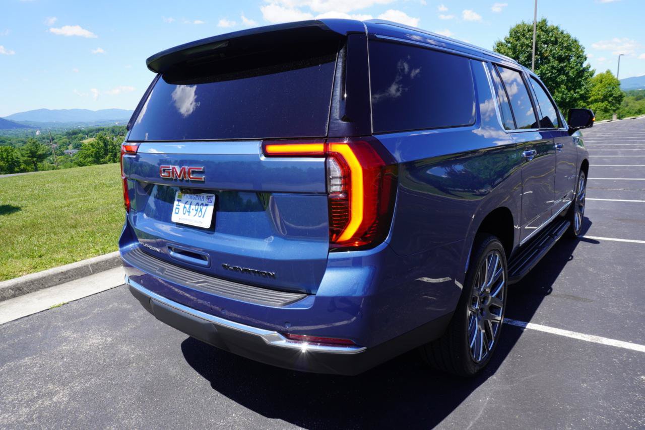 Used 2026 GMC Yukon XL Elevation w/ Elevation Premium Package AWD/4WD image 17