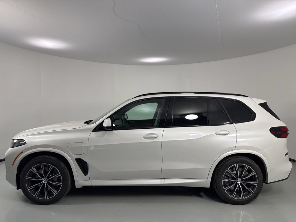 New 2026 BMW X5 xDrive50e w/ M Sport Package AWD/4WD image 4