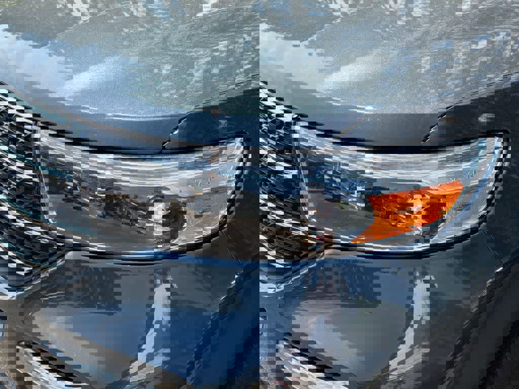 Used 2022 Ford Explorer XLT w/ Equipment Group 202A image 9