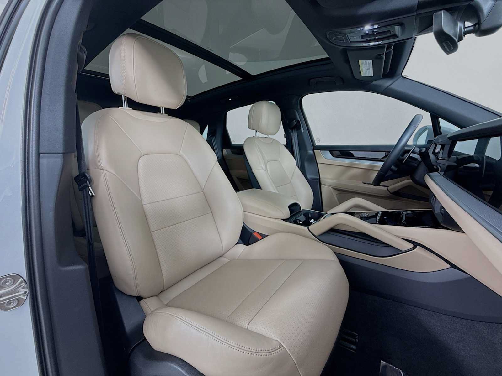 Certified 2025 Porsche Cayenne AWD/4WD image 29