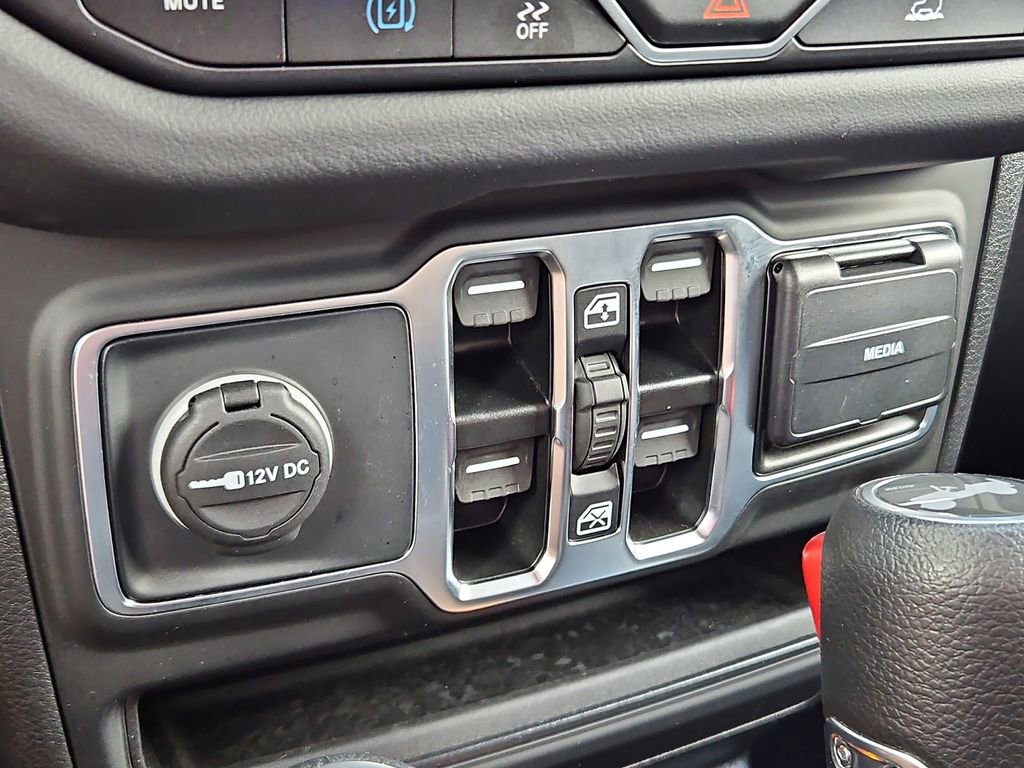 Used 2025 Jeep Wrangler Unlimited Sahara AWD/4WD image 19