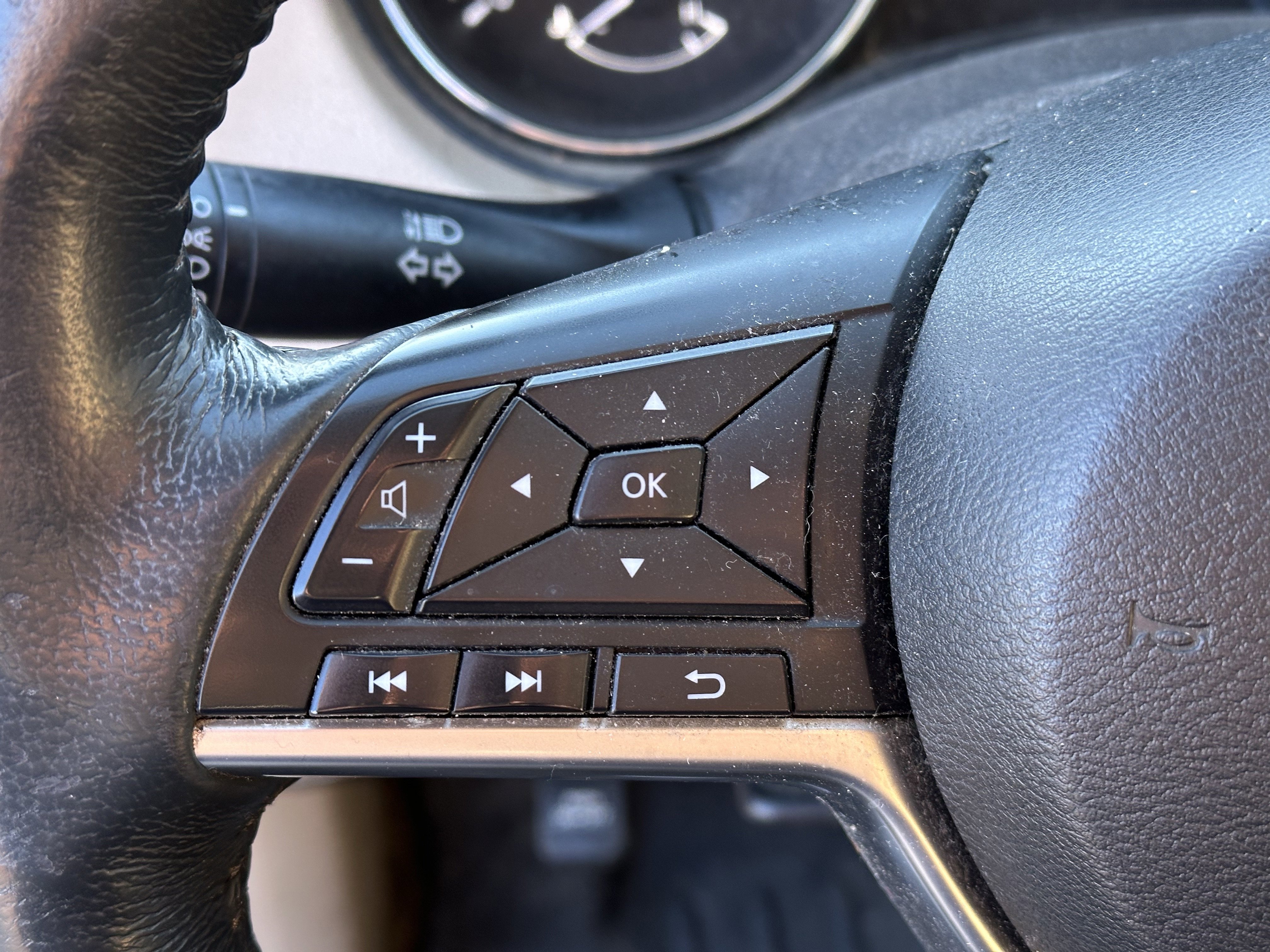 Used 2018 Nissan Rogue SV w/ Premium Package image 13